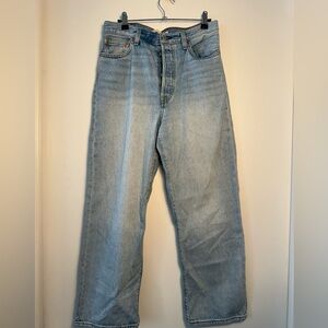 Levi’s Light Wash Ribcage Straight Ankle Jean